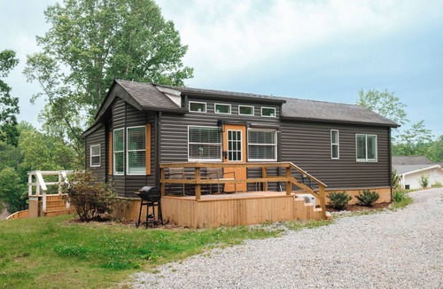 Old Fort House | Mountain views, minutes to town, pool opens by May 1!