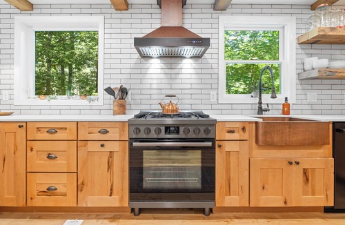 Norwich Cottage | Norwich Cottage 3BD/2BA - 1mi to Dartmouth