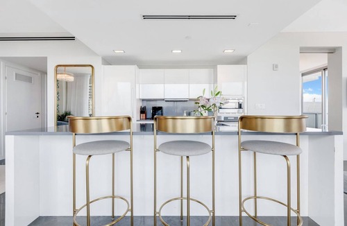 City Center Apartment | Ocean View Elegance | Rooftop Pool, Beach Access
