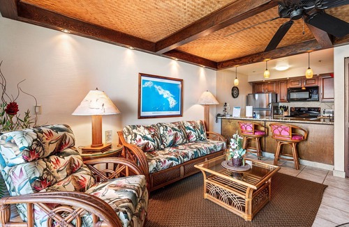 Historic Kailua Village Condo | 🏖️Oceanfront Kona Condo Steps from Honl's Beach | Lanai Views | Kona Reef A6