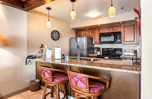 Historic Kailua Village Condo | 🏖️Oceanfront Kona Condo Steps from Honl's Beach | Lanai Views | Kona Reef A6