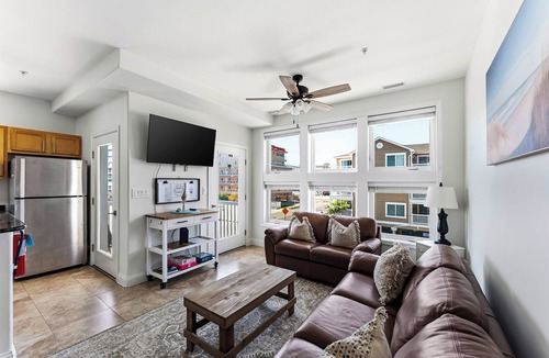 Wildwood Crest Condo | Oceanview 3BR · Pool · 1 Block to Beach · Sleeps 8