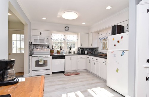 Rehoboth by the Sea House | ONE BLOCK TO BEACH-PET FRIENDLY-NEW 50 FOOT 2 HOLE PUTTING GREEN READY TO USE!