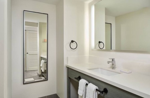 Diamond Head - Kapahulu - St. Louis Hotel | Park View King | Kaimana Beach Hotel | Views of Lush Kapiolani Park
