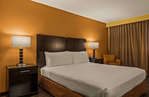 Western Honolulu Hotel | Perfect Airport Location with Free Shuttle | Standard Room with 1 King Bed