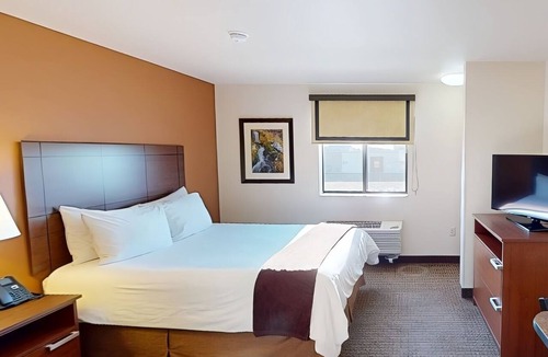 West Jordan Hotel | Pet-Friendly and Modern Retreat w/Full Kitchen! Near Jordan Landing!