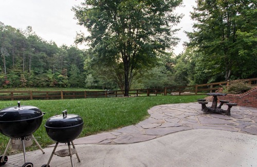 Mocksville House | Private Home on 10 Acres with Pond