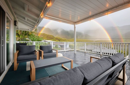 Manoa House | Rainbow Retreat 3bd, Hot Tub, Walk to Waterfalls, close to Waikiki.