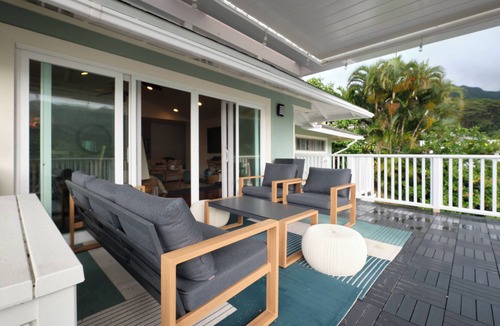 Manoa House | Rainbow Retreat 3bd, Hot Tub, Walk to Waterfalls, close to Waikiki.