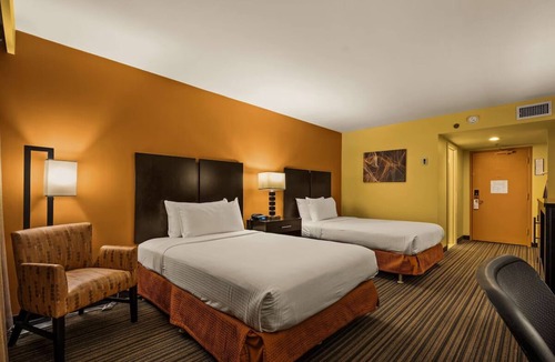 Western Honolulu Hotel | Relaxation Heaven | 2 Double Beds Standard Room with Swimming Pool