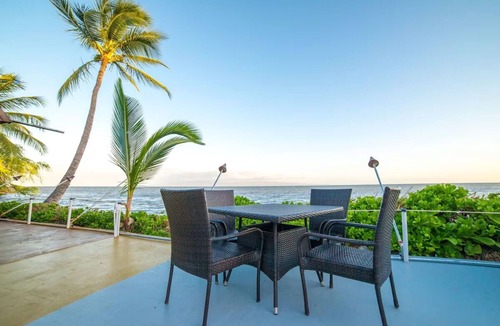 Kaunakakai House | Relaxing Garden View Room: Access to Ocean Front Outdoor Pool | Free Parking