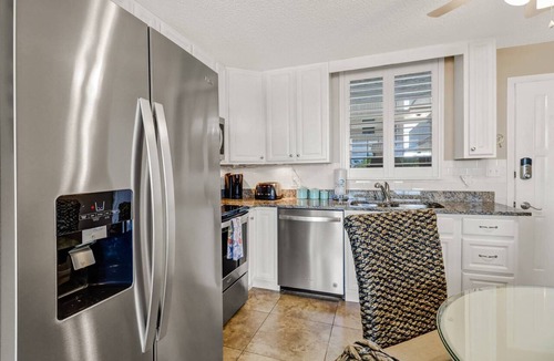 Bonita Springs Condo | REMODELED STUDIO | FREE WIFI | KING BED + QUEEN SLEEPER | FREE PARKING | STEPS TO BONITA BEACH