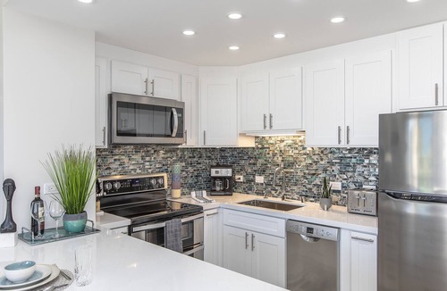Waikiki Condo | Renovated 1 Bedroom W/Stunning Views, Parking, & Central Air