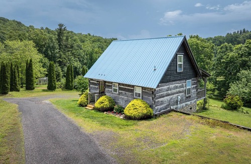 Vesta Cabin | Romantic Cabin Getaway - King Bed - Fast Wi-Fi - Pet-Friendly