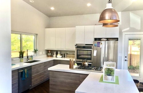 Olympus Cove House | Romantic Winter Escape with Mountain Views - Sleeps 4-6