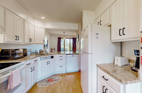 Quechee House | Saltbox townhome with AC, fireplace & deck - near Quechee Club, golf & ski