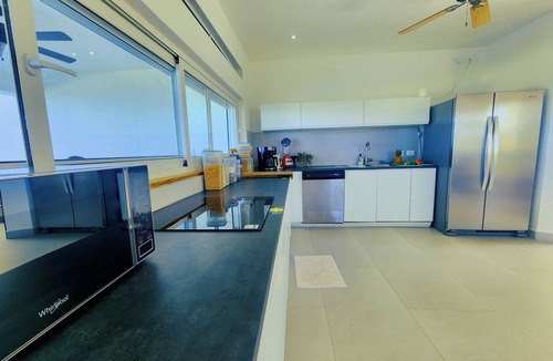 La Ceiba Villa | Seaview queen room with 2 shared bathrooms