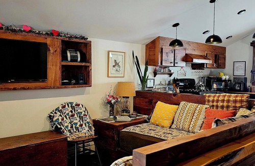 North Creek Ski Chalet | Secluded Adirondack Chalet/7 mins to Gore Mountain/Fire pit/Fast Wi-Fi.