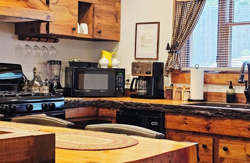 North Creek Ski Chalet | Secluded Adirondack Chalet/7 mins to Gore Mountain/Fire pit/Fast Wi-Fi.