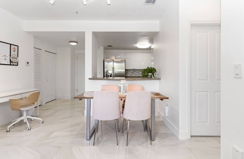 Coral Way Apartment | Self Check In, Free Parking , Pet Friendly Smart TV's, Desk ,Fast WIFI