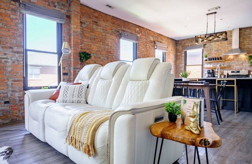 Italian Village House | Short North/Downtown | Steps to High St | Walk to Convention Ctr | Free Parking