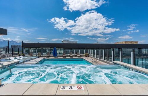 Rio Grande Apartment | Sky High Views Lux 2bd 2ba Rooftop Pool HTub Gym