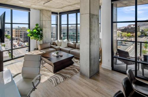 Rio Grande Apartment | Sky High Views Lux 2bd 2ba Rooftop Pool HTub Gym