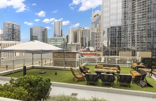 Sobro Apartment | SoBro Business Stay | Rooftop Views Close to Bridgestone & Symphony