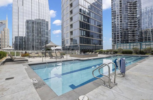 Sobro Apartment | SoBro Business Stay | Rooftop Views Close to Bridgestone & Symphony