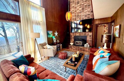 Dan River House | Spectacular Mountain Retreat- Serene Views!- The Groovy Groundhog