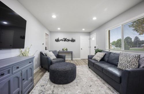 Rustic Hills House | Springs Basecamp Near Zoo & Iconic Sights