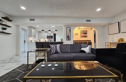 Lawsona - Fern Creek House | Stylish Duplex walkTO Lake Eola Orlando. Sleeps 8
