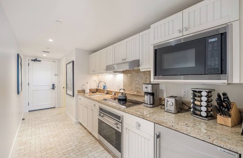 Kahuku Apartment | SUMMER REDUCED! Villa 302, King bed, Penthouse Lvl Ocean View Turtle Bay