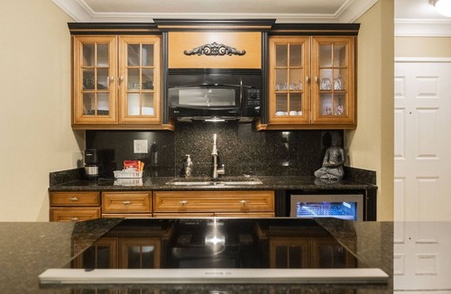 Las Vegas Strip Apartment | SVS: 1BD Bellagio Fountain View | Private Layout | Jockey Club