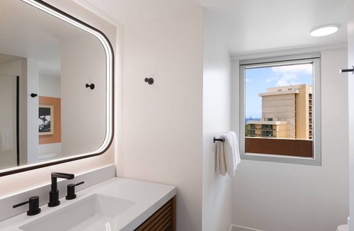 Waikiki Hotel | The Ambassador of Waikiki | City View with Two Queens | Pet-Friendly