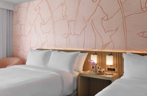 Waikiki Hotel | The Ambassador of Waikiki | City View with Two Queens | Pet-Friendly