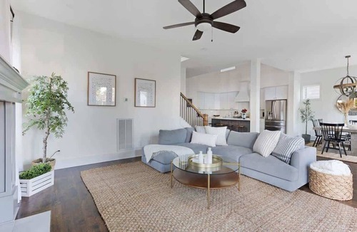 Hope Gardens House | The Maple House - Huge Backyard + Mins to Broadway!