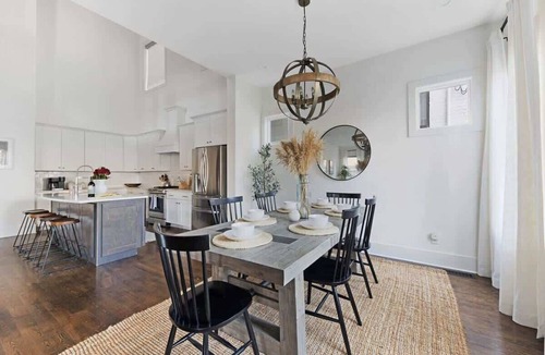 Hope Gardens House | The Maple House - Huge Backyard + Mins to Broadway!