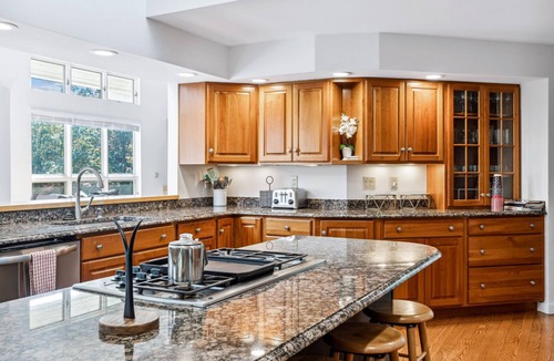 Quechee House | The Oasis House on Highland Golf with Pool Table