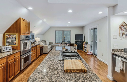 Quechee House | The Oasis House on Highland Golf with Pool Table