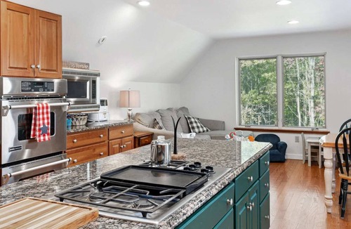 Quechee House | The Oasis House on Highland Golf with Pool Table