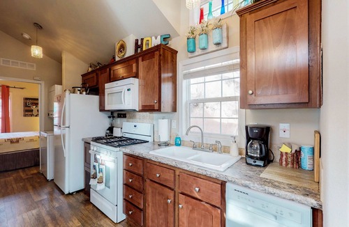Woodland Park Cottage | Tiny home cottage w/mountain view, kitchen- dogs OK