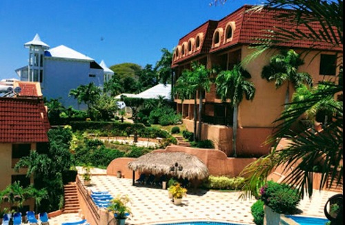 El Batey Hotel | Top-floor hotel room with ensuite bathroom and sea views, central location