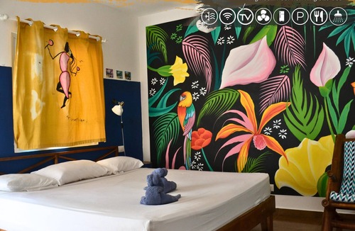 Los Melones Hotel | Tribe Inn & Rooftop Lounge