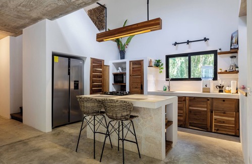 La Iglesia House | Villa Milagros - Starlink - Playa Popy- private pool - pets allowed