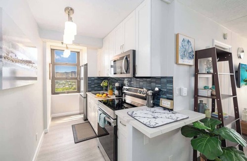 Waikiki Condo | Waikiki Banyan condo w/lanai & pool