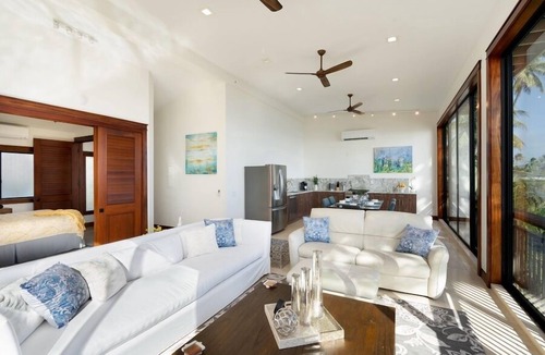 Kuliouou - Kalani Iki House | Wailupe Seaside 6BR by Gather: Beachfront w/Luxury Guest House