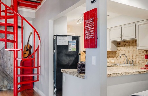 Rutledge Hill Condo | Walk to Broadway! Free Parking! 2nd Ave