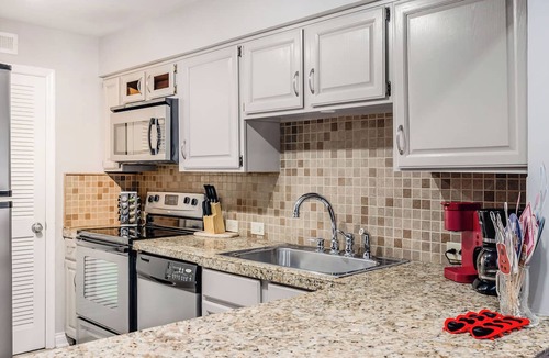 Rutledge Hill Condo | Walk to Broadway! Free Parking! 2nd Ave