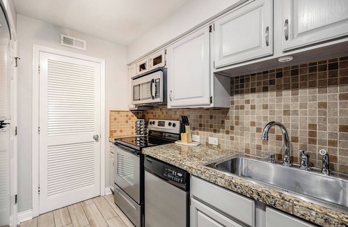 Rutledge Hill Condo | Walk to Broadway! Free Parking! 2nd Ave